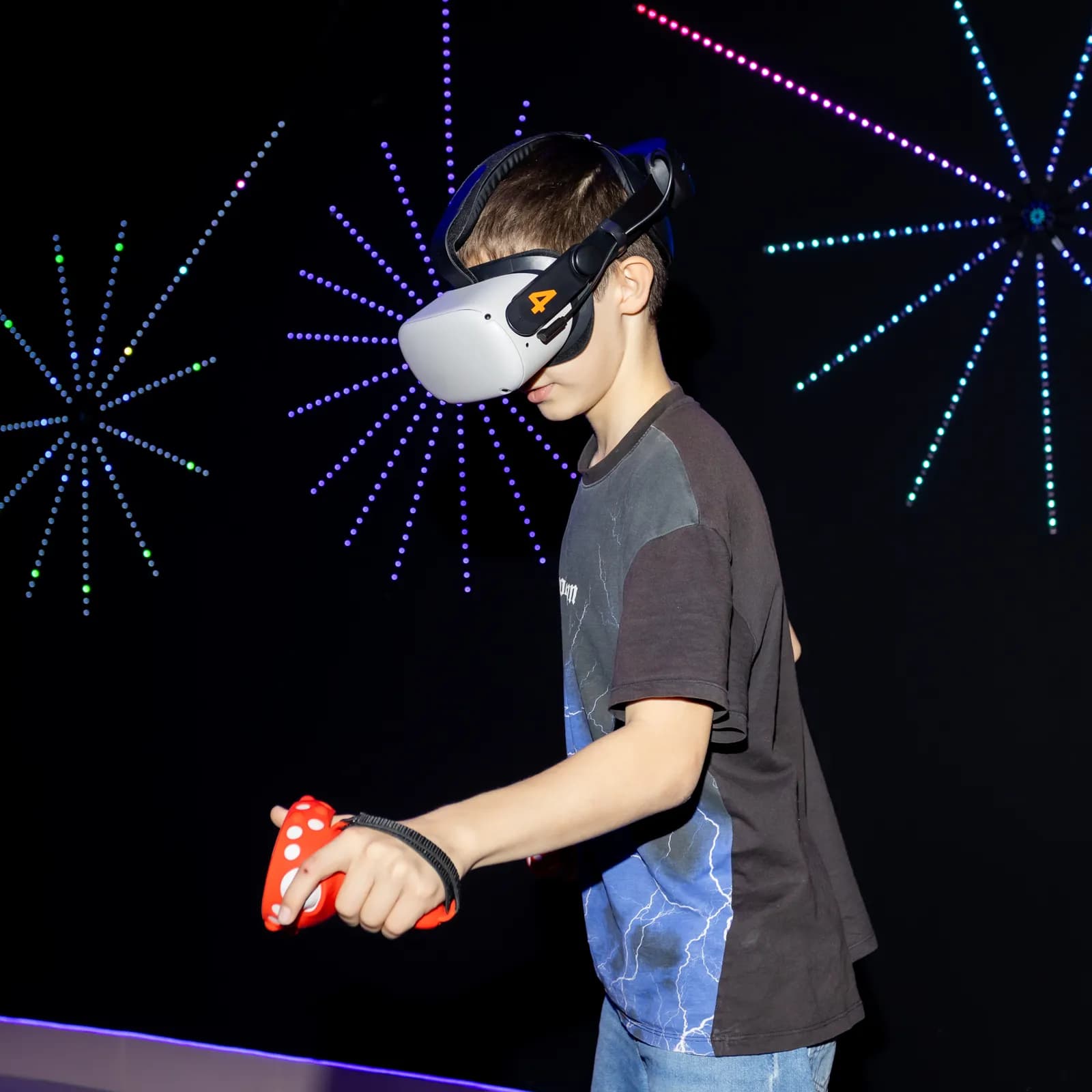 Гости VR-клуба VIRTU в Благовещенске играют в VR #1