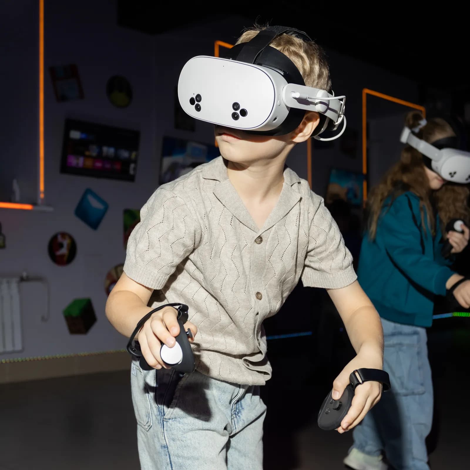 Гости VR-клуба VIRTU в Благовещенске играют в VR #2