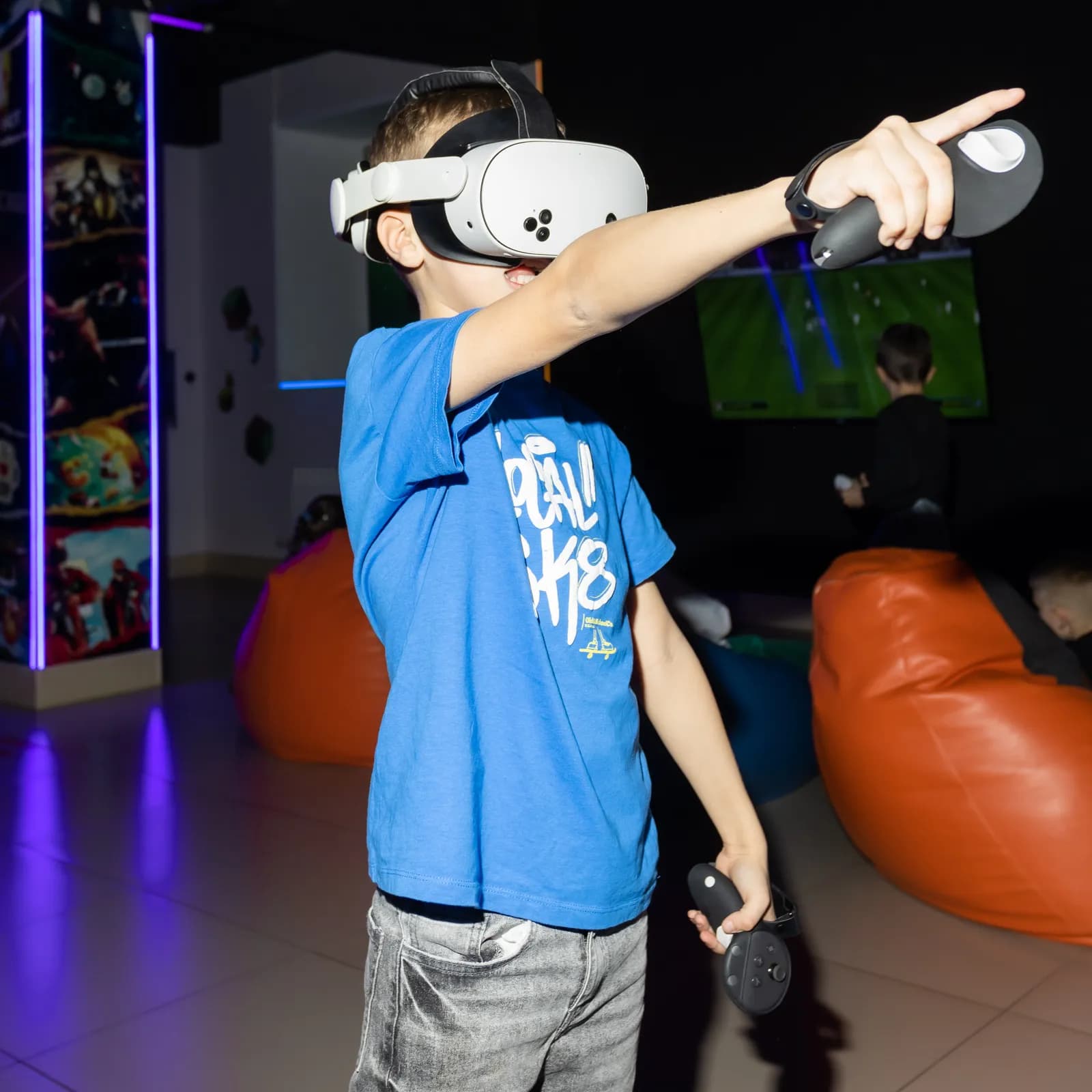 Гости VR-клуба VIRTU в Благовещенске играют в VR #3