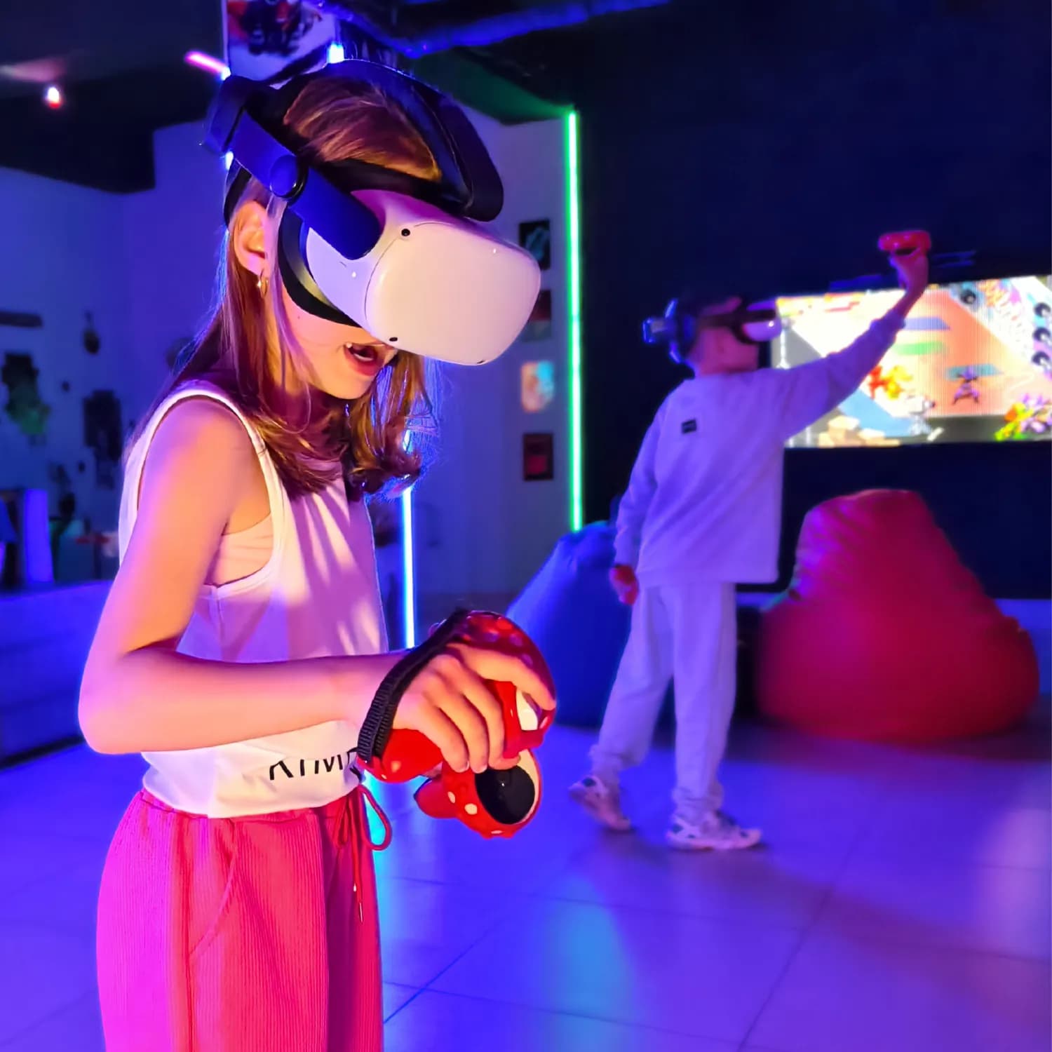 Гости VR-клуба VIRTU в Благовещенске играют в VR #5