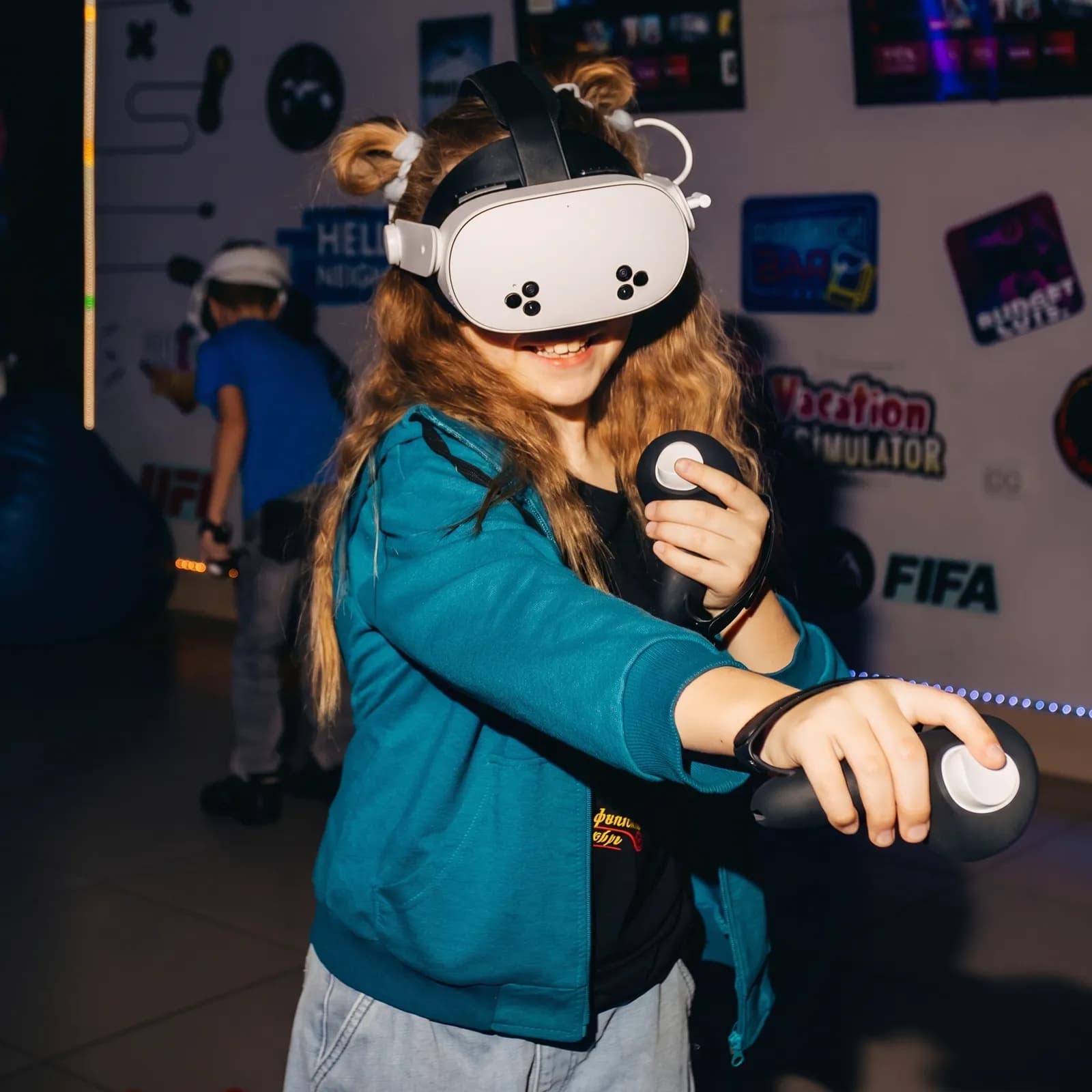 Гости VR-клуба VIRTU в Благовещенске играют в VR #8