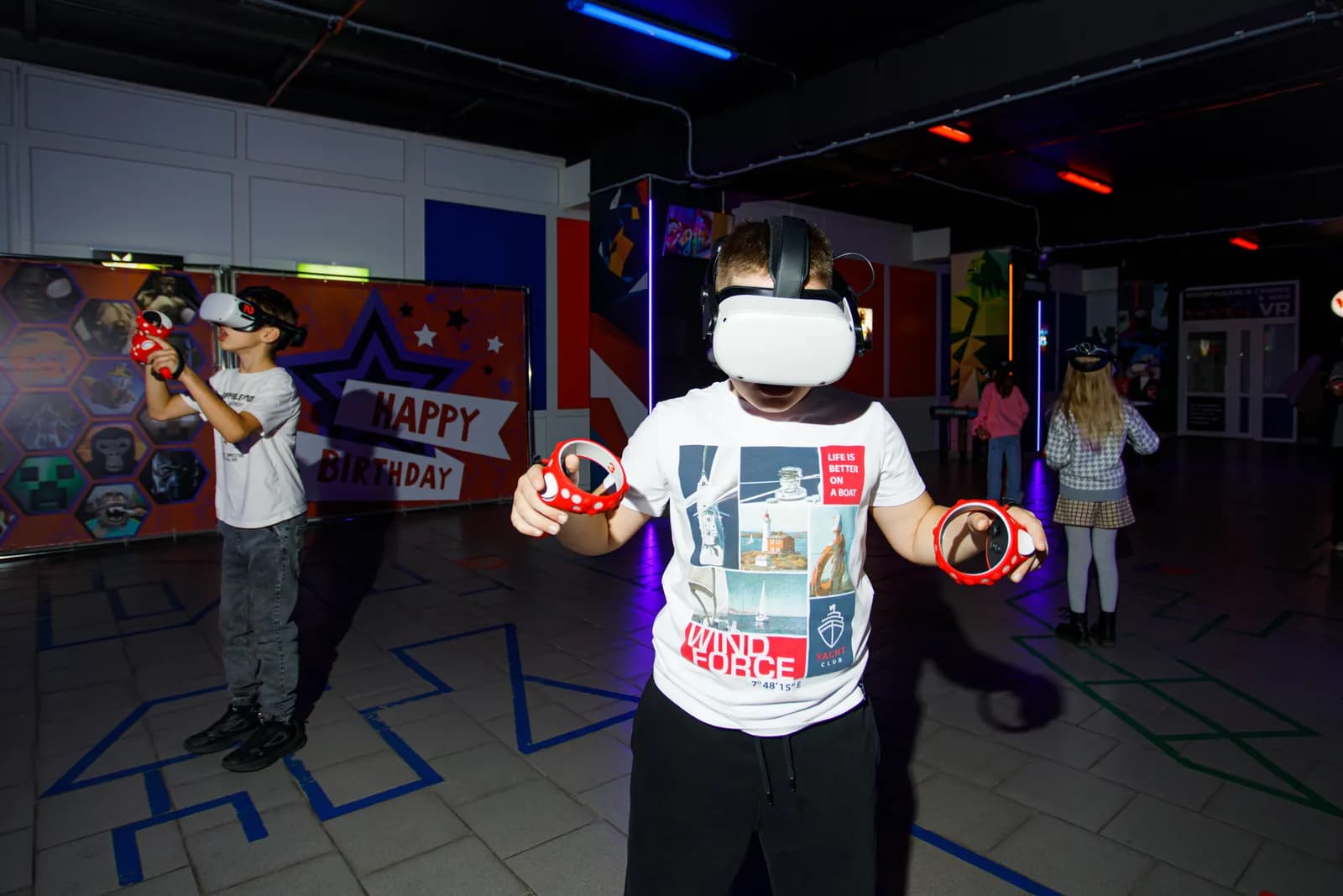 Гость VR-клуба VIRTU в Белогорске играет в VR #6