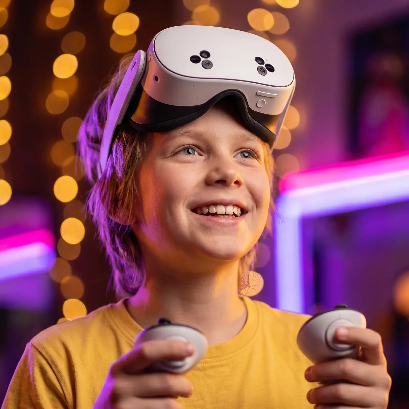 Мальчик в VR-шлеме на дне рождения