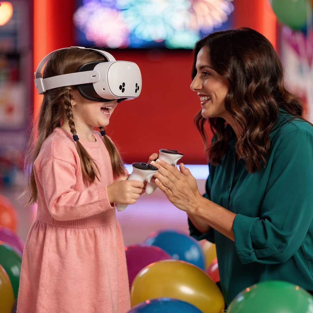 Девочка впервые надевает VR-шлем