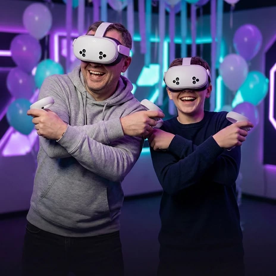 Папа с сыном играют в VR
